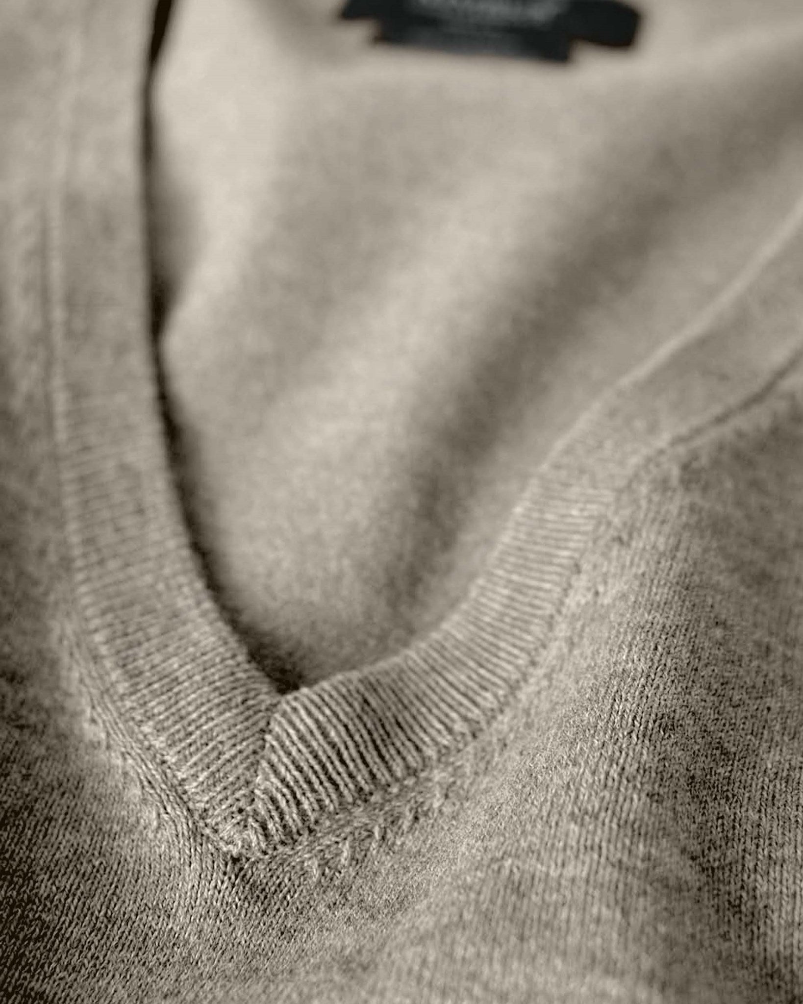 Brighton V Neck Men Sand Melange Closeup 1