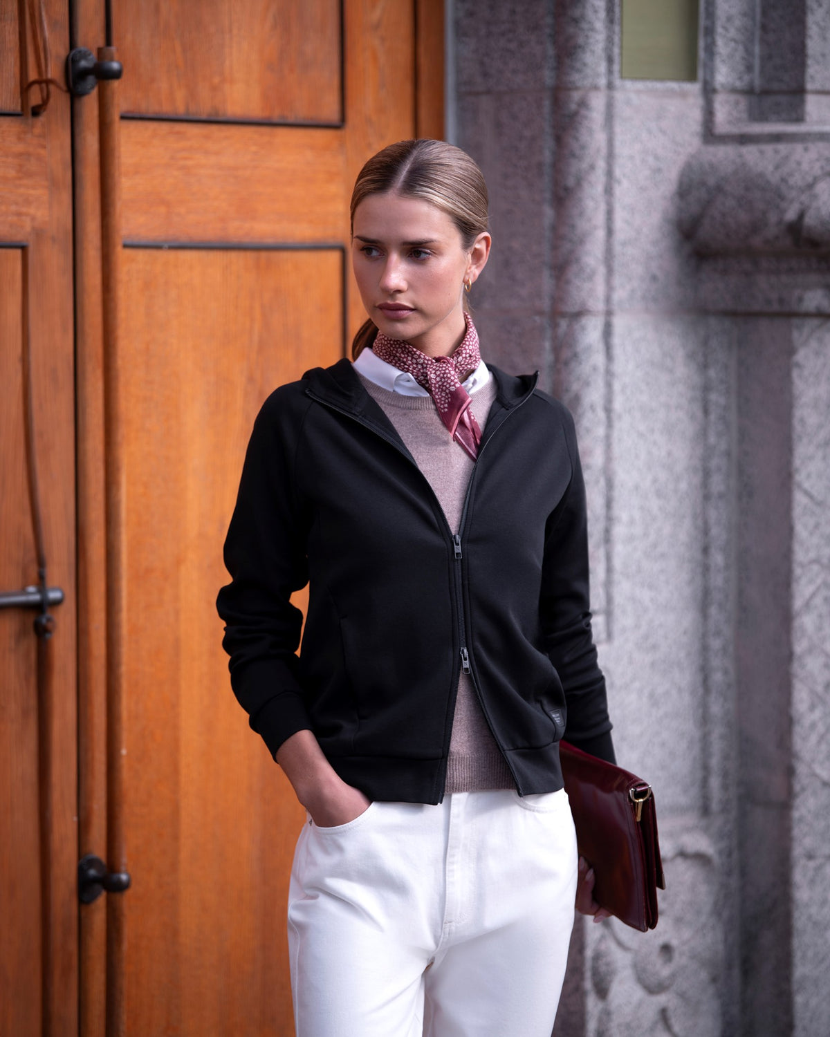 Hampton Women Black SS26 Modelimage (1)